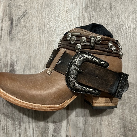 Saloon by Freebird 🦅 in Taupe! 😊❤️😊 - Picture 1 of 7